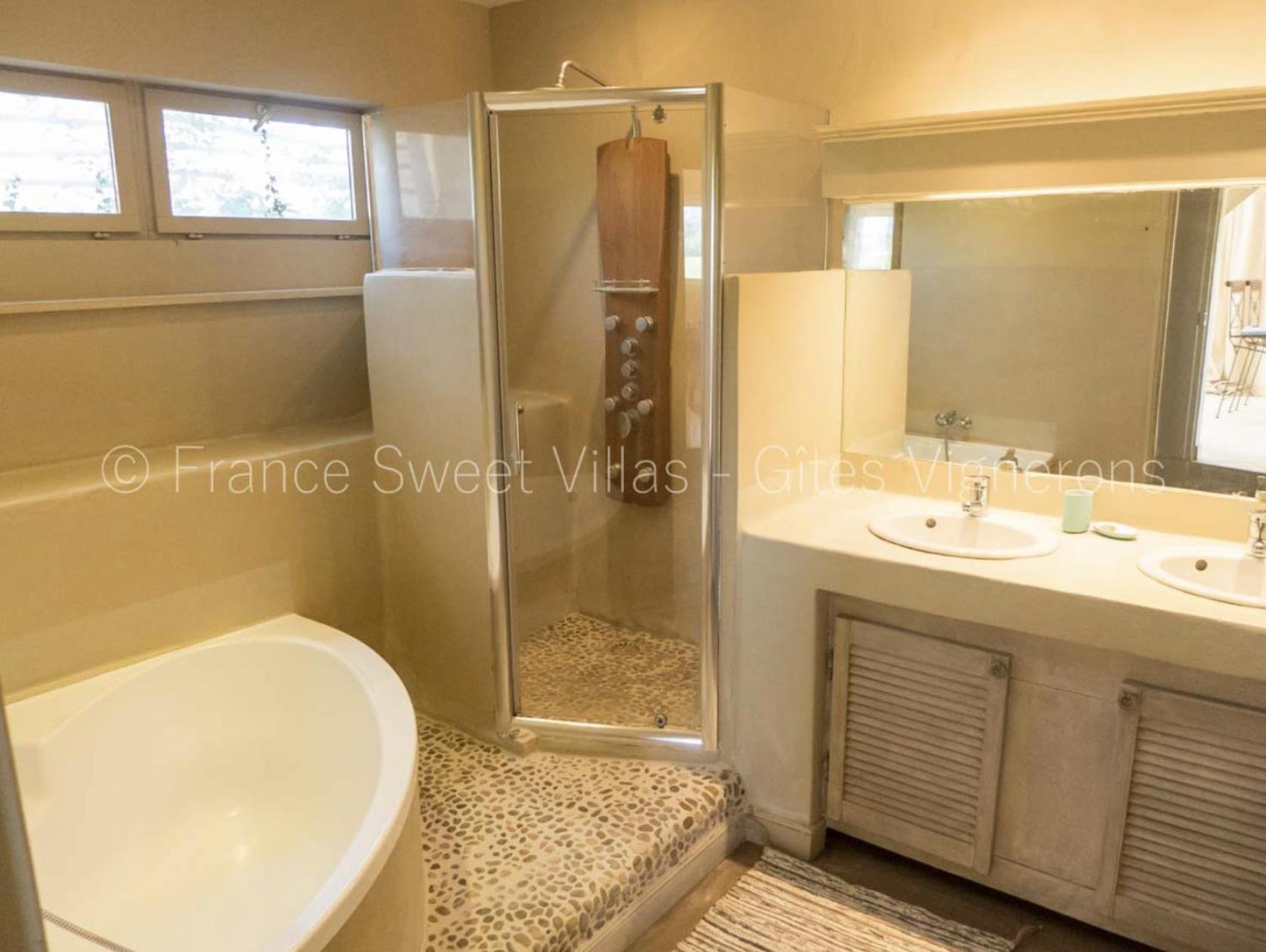 Suite Ou Chambre Privee A La Forge Des Cypres Loupia Exterior photo